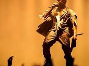 Kanye West Performs Heartbreaks
