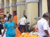 DAILY PHOTO: Goan Garland Gawkers