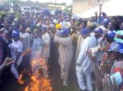 ‘The APC’ Chaos Angry Thugs Gathers Brooms Oyo, Burns Them Ashes (Photos)