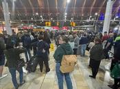 Lack Toilets Elizabeth Line Blamed Passengers Forcing Open Doors Stranded Train