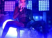 Video: Blue Sings “Surfboard”